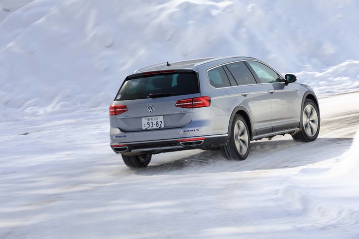 「パサート オールトラックTDI 4MOTIONアドバンス」の最低地上高は、ノーマルの「パサートヴァリアント」よりも30mm高い160mmとなる。