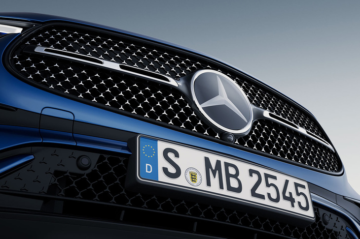 スターパターングリルや新デザインのフロントバンパーなどで表情がブラッシュアップされた新型「GLCクーペ」のフロントフェイス。