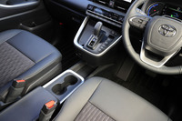 「ハイブリッドS-Z」はインストゥルメントパネルとセンターコンソールがつながった構造となっており、前席の左右ウオークスルーは難しい。