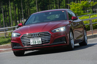 よりワイドになったシングルフレームグリルは新型の特徴のひとつ。マトリクスLEDヘッドランプは「S lineパッケージ」に含まれるオプション装備。対向車や前走車をカメラで検知し、ハイ／ロービームを自動でコントロールする。