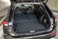 2列目シートの背もたれを前に倒すとご覧のとおりの大空間に。2列目シートにスライド機構が備わるため、その後ろに溝ができる。