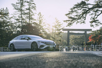 伊勢の名所、伊勢神宮にも立ち寄った。「EQS」は全長5225mmの大型サルーンだが、後輪操舵のおかげもあって、狭い路地や駐車場での取り回しも楽に行える。