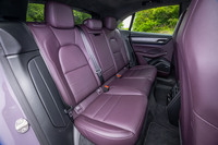 今回の試乗車では、26万6000円のレザーパッケージが選択されていた。前後シートやドアトリム、ダッシュボード下部、センターコンソールリッドなどが「ブランブル」と呼ばれるパープル系のカラーで覆われている。