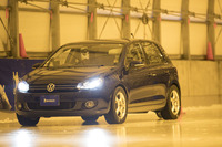 屋内氷盤路で氷上ブレーキングテストを行う「フォルクスワーゲン・ゴルフ6」。屋内の気温は－8.4度で氷温は－6.4度。