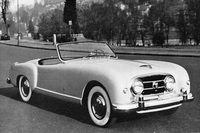 「チシタリア202」の成功以降、一気に名声が高まったピニン・ファリーナ。1953年にMoMAで開かれた2回目の自動車企画展「10 Automobiles」では、「ランチア・アウレリアGT」「シムカ8スポーツ」「ナッシュ・ヒーレー」（写真）と、選出された10台のうち実に3台がピニン・ファリーナの手になるものだった。なお、同企画展ではスタビリメンティ・ファリーナのクルマも2台が選ばれている。