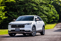 カッパーブラウンの差し色でエレガントな雰囲気を演出する新型「ヴェゼル」の「カジュアルスタイル」。ガーニッシュ類に合わせてドアミラーも「グロッシーカッパー・メタリック」でコーディネートされている。