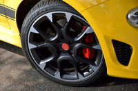 
	マイナーチェンジ後の「595コンペティツィオーネ」に備わる、新デザインの17インチアロイホイール。テスト車には、「ピレリPゼロ ネロ」が組み合わされていた。
	