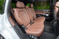 2列目シートには左右独立式のキャプテンシートもオプション設定されている。