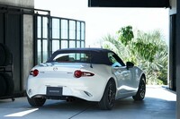 バネ下重量の軽減が図られ、より軽快な走りを実現したといわれる特別仕様車「ロードスター990S」。990kgというカタログ上の車重は、既存のベーシックモデル「S」と同値となっている。