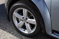 専用デザインの17インチアルミホイール。ホイールハウスを取り囲むブラックのモールディングは、「Rライン」の専用装備。