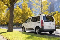 試乗車のボディーカラーは「ブランバンキーズ」（白）。「サーブル」（ベージュ系）と「アクアグリーン」（薄緑）を加えた全3色がラインナップされる。