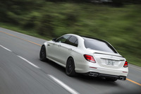 「メルセデスAMG E63 S 4MATIC＋」の0-100km/h加速タイムは3.4秒。クラストップのハイパフォーマンスを豪語する。
