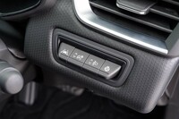 シートヒーターやレーンキープアシストなどのスイッチはステアリングポストの右側にレイアウトされている。