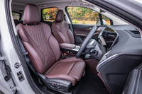 今回の試乗車では32万1000円の有償オプション「ハイラインパッケージ」が選択されており、写真の「ヴァーネスカレザーシート（色：モカ）」が装備されていた。「エクスクルーシブ」グレードでは、「パーフォレーテッドセンサテックシート」が標準仕様となる。