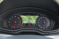 
	「Q5」の導入を記念した限定車「ファーストエディション」のメーターパネル。中央部が液晶のマルチインフォメーションディスプレイになっている。
	