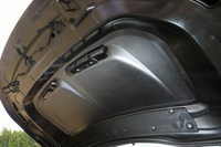 オプションとなる「SVRカーボンファイバーエクステリアパック」で装着されるカーボンファイバー製のボンネット。大きな2つのエアインテークが特徴だ。