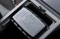 コンソールボックス内にあるサングラス用トレーを裏返したところ。初代「シビック」のペーパークラフトの図面（？）とともに「The CIVIC history goes on…」と刻まれている。