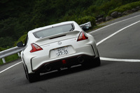 専用の空力パーツや幅広なタイヤをおさめるためのフェンダーモールの装着により、「NISMO」のボディーサイズは全長が70ｍｍ、全幅が25mm、標準車より拡大している。