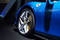 展示車両では、星形をモチーフとした10本スポークデザインのホイールに、前245/35ZR20、後ろ305/30ZR20サイズの「ミシュラン・パイロットスーパースポーツ」タイヤを装着していた。