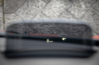 テスト車に装着されていたヘッドアップディスプレイは、アダプティブクルーズコントロールなどとのセットオプション「アドバンストテクノロジーパッケージ」に含まれている。