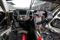 他の2台に比べると、がぜんレーシーな雰囲気に包まれる「911 RSR」のコックピット。ステアリングはCFRP製のマルチファンクションタイプで、中央にディスプレイが埋め込まれている。