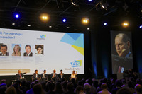 CESによる出張イベント、アンベールド・パリで。ビデオスクリーンに大写しされているのは、基調講演の進行役を務めるCESのG.シャピーロ氏。