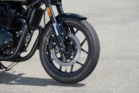 タイヤサイズは前が100/90-18、後ろが150/70R17。タイヤは印シアット製で、前がチューブレスバイアスの「ズーム クルーズzF」、後ろが同ラジアルの「ズーム ラッドスチールZ」だった。