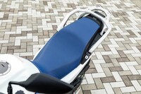 大型のアドベンチャーツアラーだけに、シート高は850mmとかなり高め。ただしスリムな車体形状もあって、スペックから想像されるほど足つき性は悪くない。後方には耐荷重8kgのキャリアが装備される。