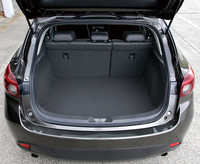 「マツダ・アクセラスポーツ」の荷室容量は364リッターと公称されている（FF・ガソリン車、VDA方式）。