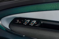 エクステリアに合わせて、インテリアにもストライプをモチーフとしたデザインが採用されている。