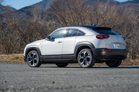 これも朝霧高原周辺で。車重は「EVモデル」より130kg重い1780kgで、車検証の前後重量配分は1090kg：690kg≒61：39。今回の試乗でもピッチングが時々気になった。