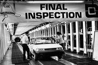 米フリーモントのNUMMIの工場をラインオフする「カローラ」（1988年9月の写真）。現在では、カローラは世界各地で生産されている。