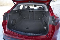 荷室の容量は、5人乗車時で525リッター。後席の背もたれを倒すことでさらに拡大できる。