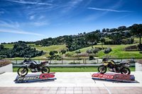 試乗会場に展示された「BMW F850GS」（左）と「F750GS」（右）。両モデルの試乗会は、スペイン・アンダルシアの公道とオフロードコースで開催された。