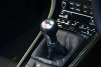 2020年の国内導入当初は7段PDKが標準とされていたが、2022年10月現在は6段MTが標準（0円）でPDKはオプション扱い（55万2000円）になっている。