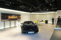 「ロータス東京 原宿ショールーム」はロータス最新のCIを用いたアジア初のショールームである。