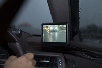 Aピラーに装着される「デジタルアウターミラー」のディスプレイ。今回の暗がりで雨という状況でははっきりと視認性が低下した。