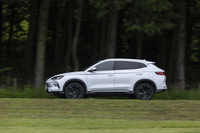 ボディーのスリーサイズは全長×全幅×全高＝4775×1890×1670mm。国産車では「マツダCX-60」とよく似たサイズだ。