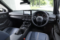 インテリアは全体的に最新のホンダ車風の仕立て。カーボンの加飾パネルはディーラーオプションで装着できるが、室内のいたるところに貼ってあるので、37万9500円でもお買い得感がある。