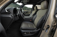 フロントシートにはエアブラダー式（空気袋式）のリフレッシュ機能を搭載。全身コースが2種類、部位別コースが3種類の全5コースのマッサージ機能が設定されている。