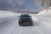 「RS」と同じ21インチタイヤを履いた「クロスオーバーG」でハンドリングコースへ。パワーはRSに劣るものの、同じように正確に周回できた。