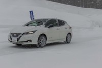 凍結路面における走りも体験。試乗車の「日産リーフ」で筆者が苦戦したとおり、性能上は「アイスバーンには非対応」と明記されている。