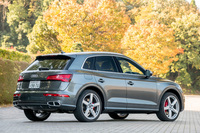 リアバンパーにはツインエキゾーストテールパイプ、アルミニウムディフューザークラスプが一体処理されている。