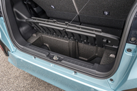 荷室の床下には発泡スチロール製の収納ボックスが備わっている。