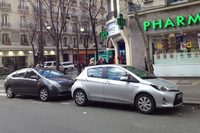 3代目「ヤリス ハイブリッド」と2代目「プリウス」が並ぶ。2016年パリ・セーヌ左岸で。