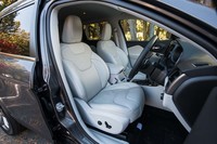 スキーグレーのシート表皮は、しっとりとした風合いが心地いい。「リミテッド」ではヒーター／ベンチレーション機能も標準で備わる。