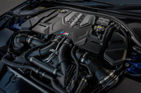 4.4リッターV8ツインターボエンジンは、最高出力600ps／最大トルク750Nmを発生、従来モデルと比べ、よりパワフルになっている。