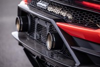 「スーパースポーツエキゾースト」と呼ばれる新設計された排気システムは、軽量化と高効率化を実現し、同時に刺激的なサウンドを奏でる。