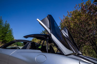 電動リトラクタブルルーフを作動させた様子。試乗車は透明から半透明の状態へと素早く切り替えられる、オプションのエレクトロクロミックガラスルーフを装備していた。