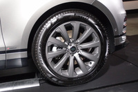 ホイールのサイズはグレードにより、18インチから22インチまでの全17種類が用意される。写真は「スタイル1032」と名付けられた20インチのもの。